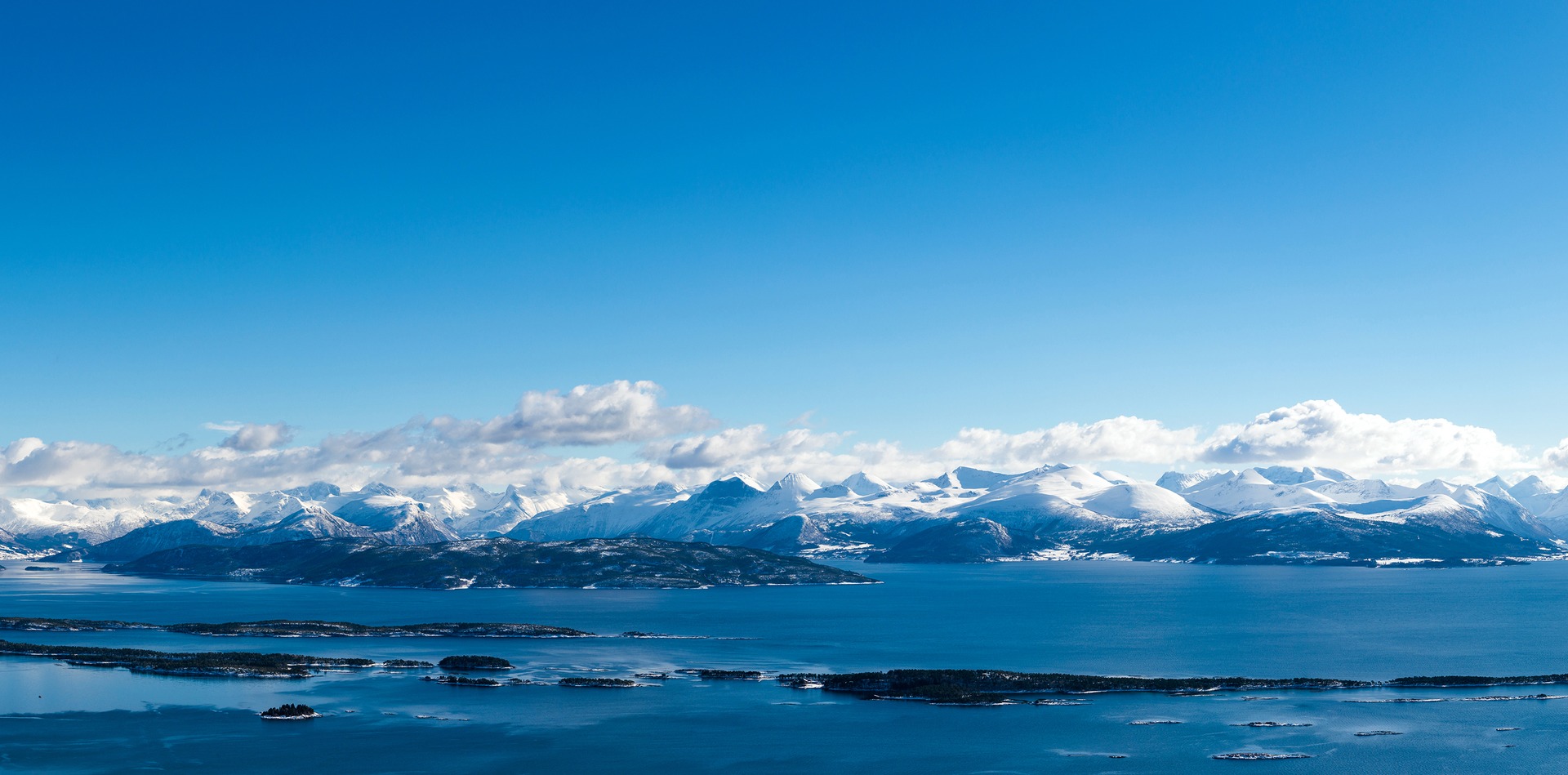 Utsikt over Moldefjorden og snødekte fjell, sett fra Varden